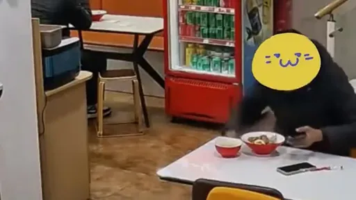 兩食客「滑手機配飯」太專心　互換座位吃錯飯竟沒發覺