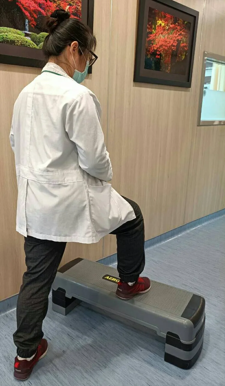 鄭傑陽醫師說，「大拚掃」以前可以做「踏階運動」以提升骨力與平衡感。阮綜合提供