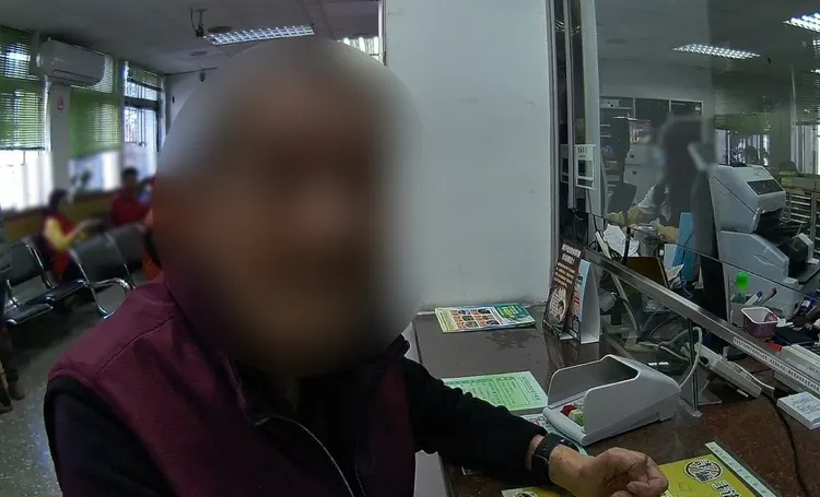 90歲林翁到郵局提款卻說不清用途，行員請警方到場協助。翻攝畫面