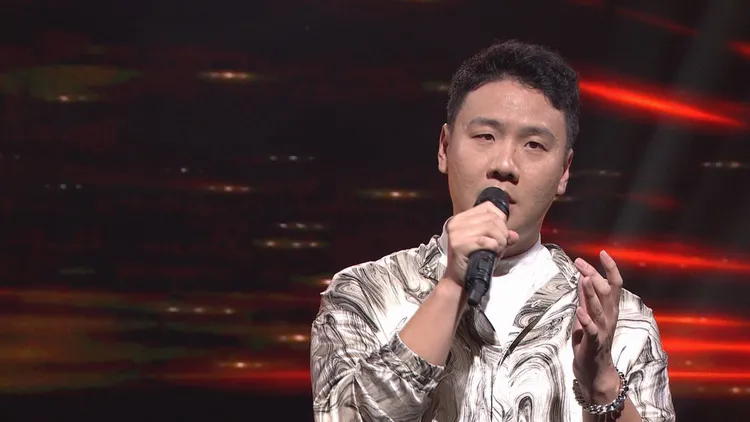 阿翰不搞笑認真唱歌。三立提供