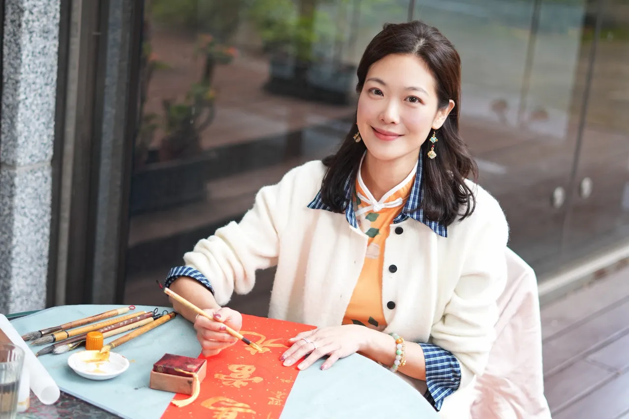 「最美書法老師」姚采穎桃花旺　隔空嗆小氣男：我就是在說你！