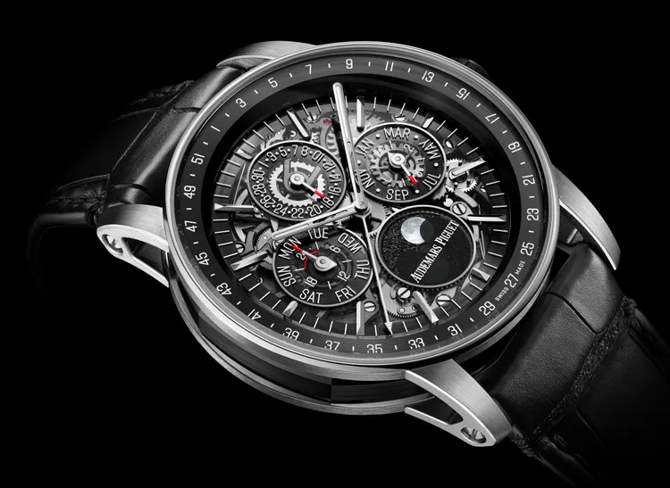 AP CODE 11.59系列自動上鏈鏤空萬年歷腕錶，41mm，18K白金錶圈、黑色陶瓷錶殼中層，藍寶石錶面，黑色大方形鱗片鱷魚皮錶帶，7139自動上鍊機芯，動力儲存55小時，防水深度30米。品牌提供