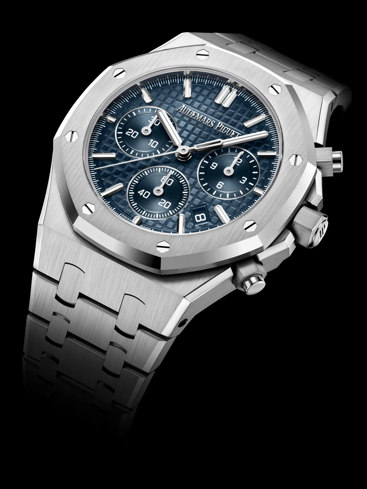 AP ROYAL OAK皇家橡樹系列自動上鏈計時碼錶，38mm，精鋼錶殼，藍色錶面鐫刻「Grande Tapisserie 」大型格紋裝飾圖案，一體整合精鋼錶鍊， 6401自動上鍊機芯，動力儲存55小時，防水深度50米。品牌提供