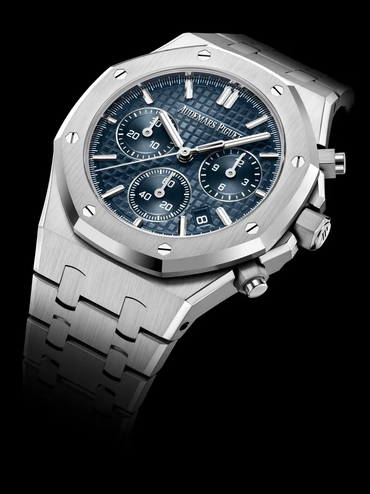 AP ROYAL OAK皇家橡樹系列自動上鏈計時碼錶，38mm，精鋼錶殼，藍色錶面鐫刻「Grande Tapisserie 」大型格紋裝飾圖案，一體整合精鋼錶鍊， 6401自動上鍊機芯，動力儲存55小時，防水深度50米。品牌提供