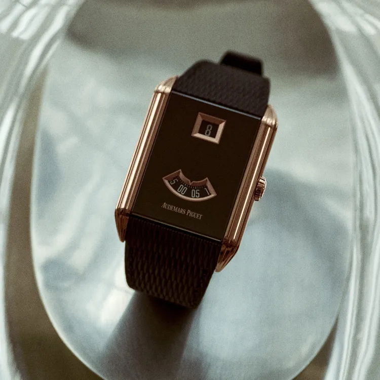 AP NEO FRAME JUMPING HOUR跳時腕錶，34.6*34mm，18K玫瑰金矩形錶殼，黑色PVD處理藍寶石錶盤，黑色紋理小牛皮錶帶，7122自動上鍊機芯，動力儲存52小時，防水深度20米。品牌提供