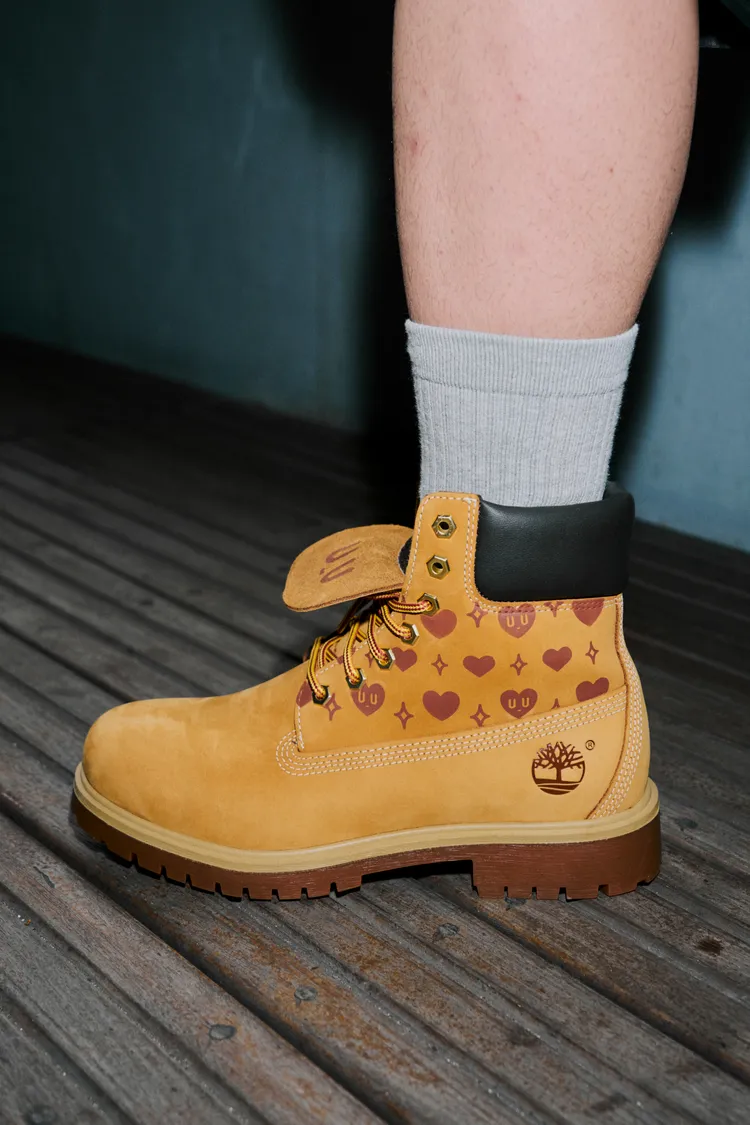 Kurt Wu愛心人圖樣規律排列在Timberland經典大黃靴上。品牌提供