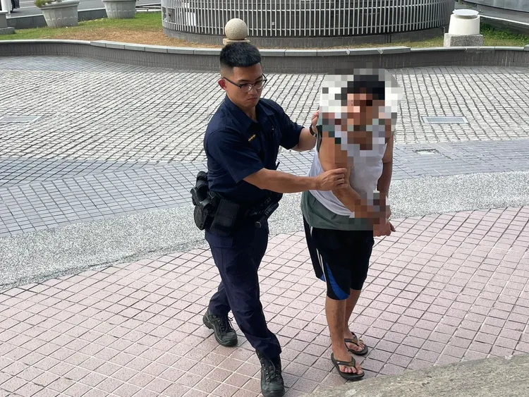 警方趕到，將李姓婦人依現行犯逮捕帶回警所偵訊。民眾提供