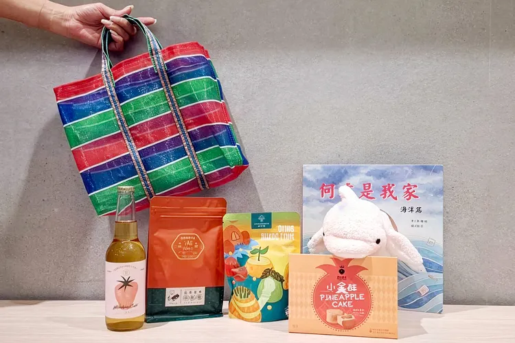 潮禮包採用號稱台版LV包的茄芷袋，內容皆為台灣在地知名品牌商品，包含鳳梨酥、牛軋糖、綜合果乾、果實氣泡酒等，再加贈童趣繪本，整包總價值達1299元。瀚寓夏天提供