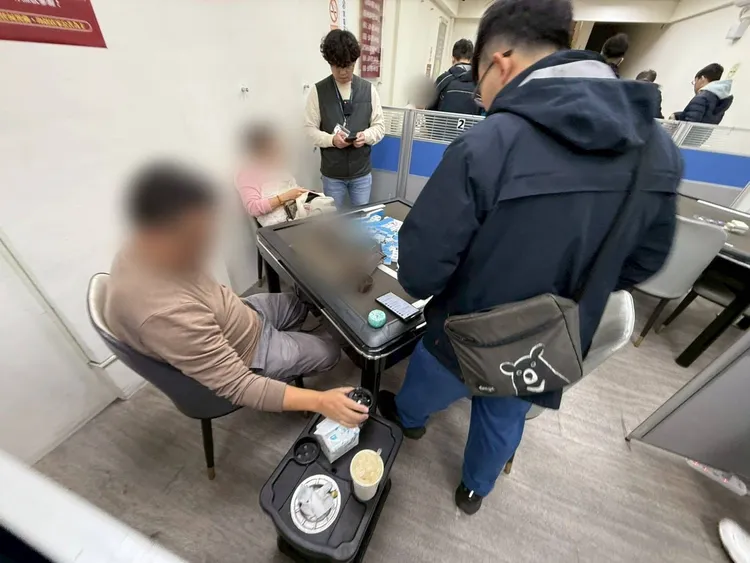 警方查獲棋牌社以合法掩護非法。八德警分局提供