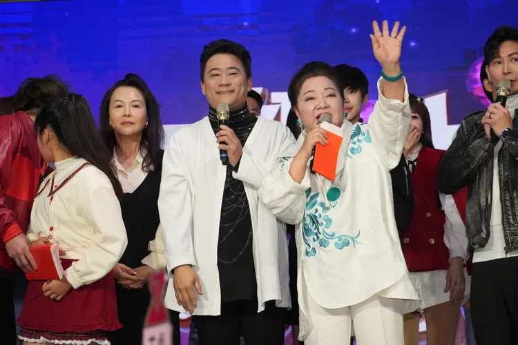 今天尾牙最高潮就是白冰冰（右）發紅包。彭欣偉攝