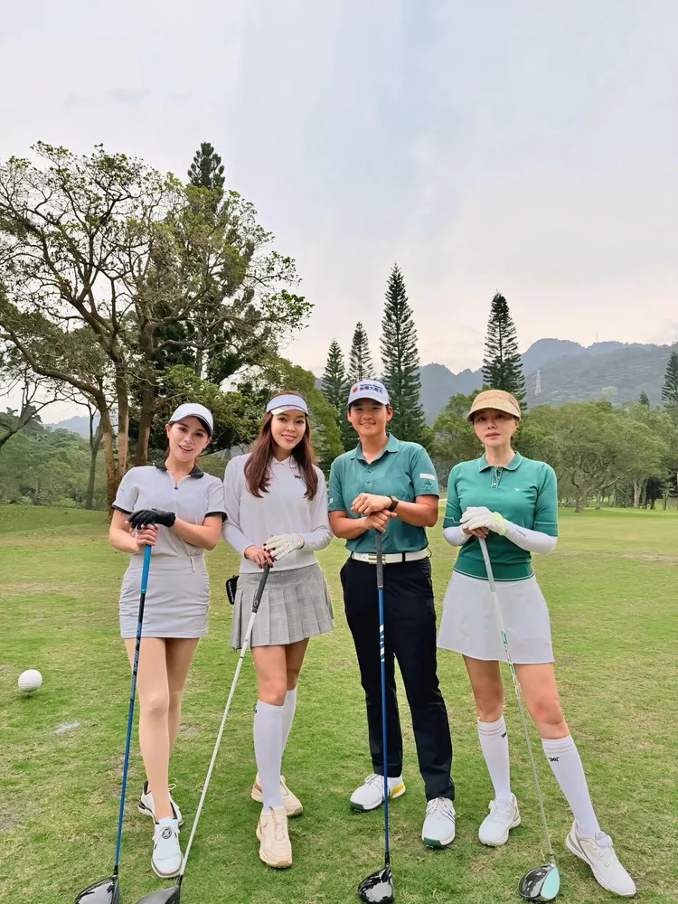 曾馨瑩（左2）今日與球后曾雅妮（右2）、女星陳怡蓉（右1）一同打高爾夫球。