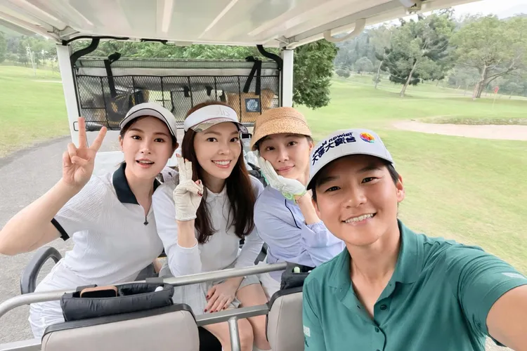 曾馨瑩（左2）今日在大溪威斯汀球場打球，球友有女星陳怡蓉（右2）和球后曾雅妮（右1）。