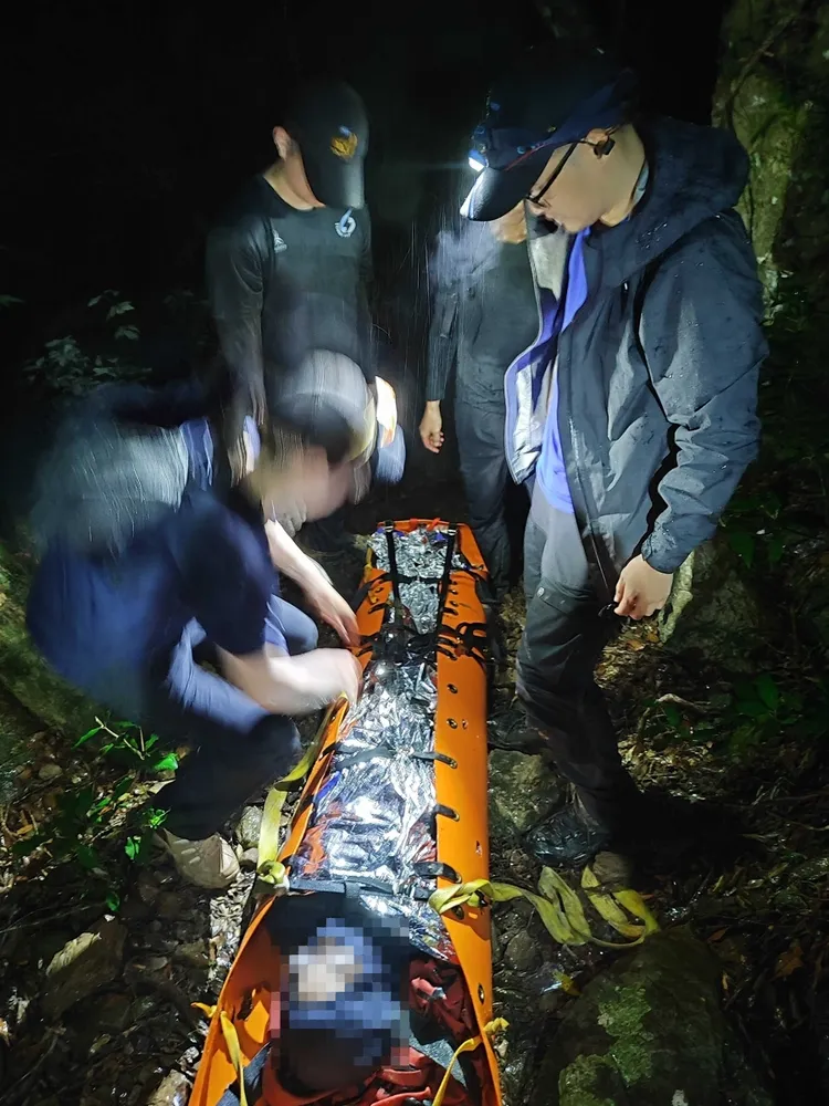 女山友跌傷警消前往山區營救。台東縣消防局提供