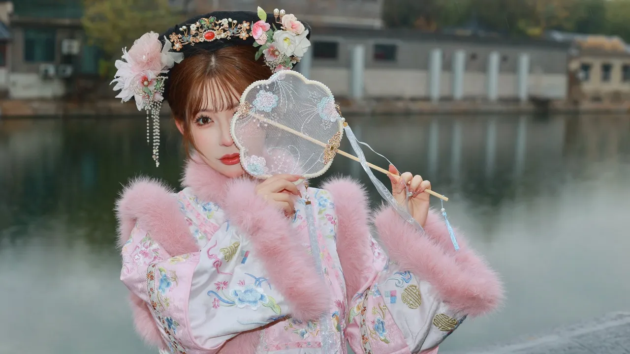 五条戀今天po出中式服裝照片，用中文發文「春節快樂！萬事如意！」翻攝自五条戀X