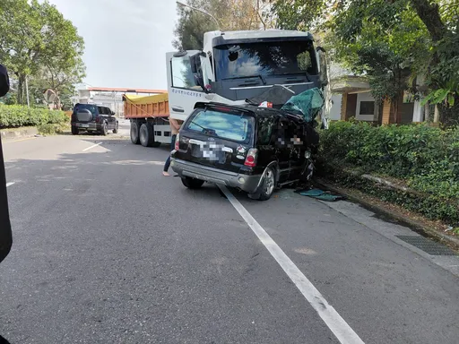 宜蘭頭城嚴重車禍！砂石車失控逆向　猛撞休旅車釀駕駛受困