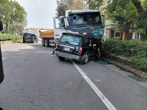 宜蘭頭城嚴重車禍！砂石車失控逆向　猛撞休旅車釀駕駛受困