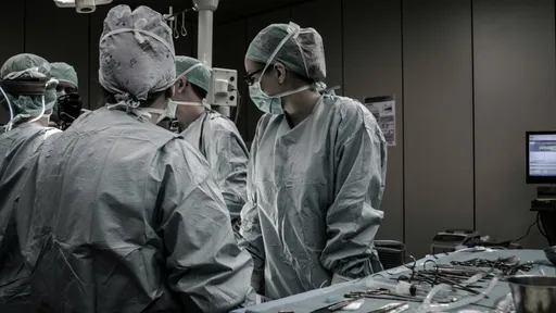 醫院婦科手術竟網路直播　女患私處「5萬人盯著看」黃腔調侃