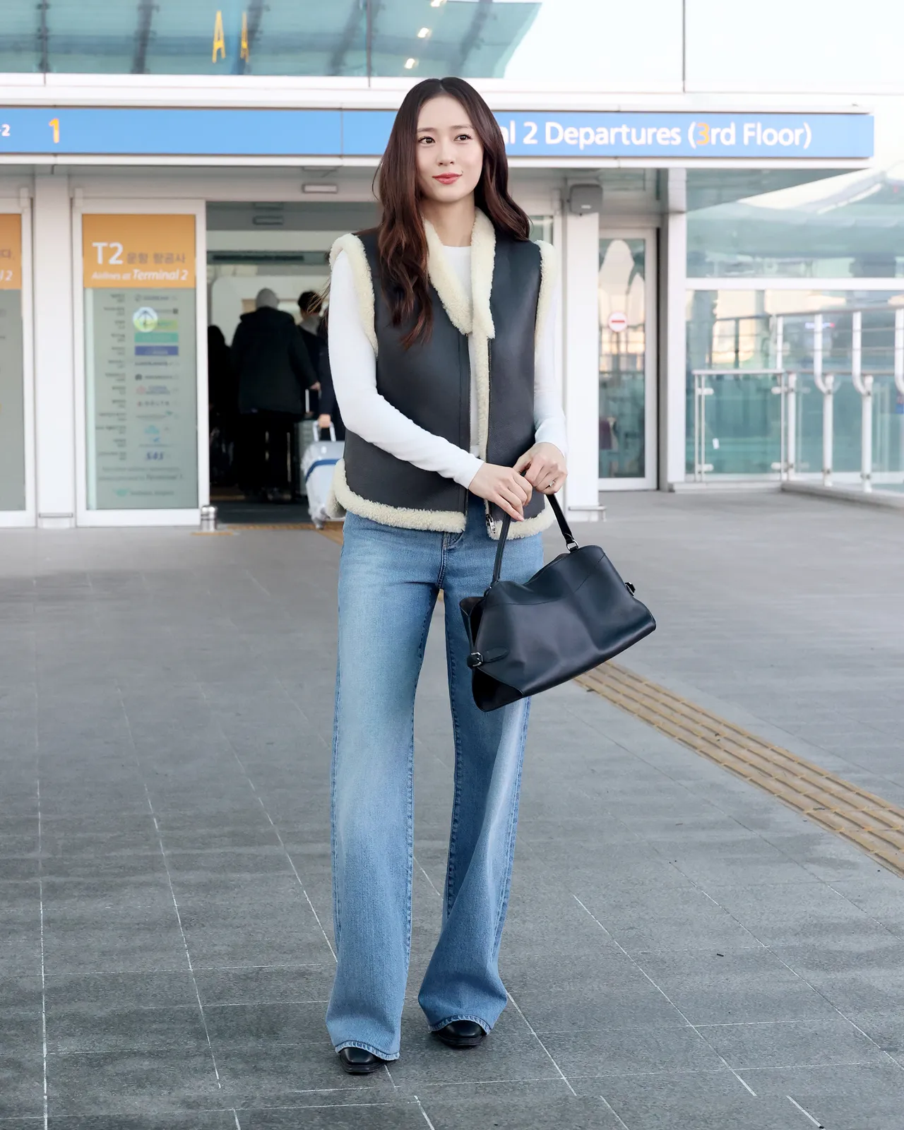 鄭秀晶以皮革背心搭配高腰寬廓形丹寧褲。品牌提供