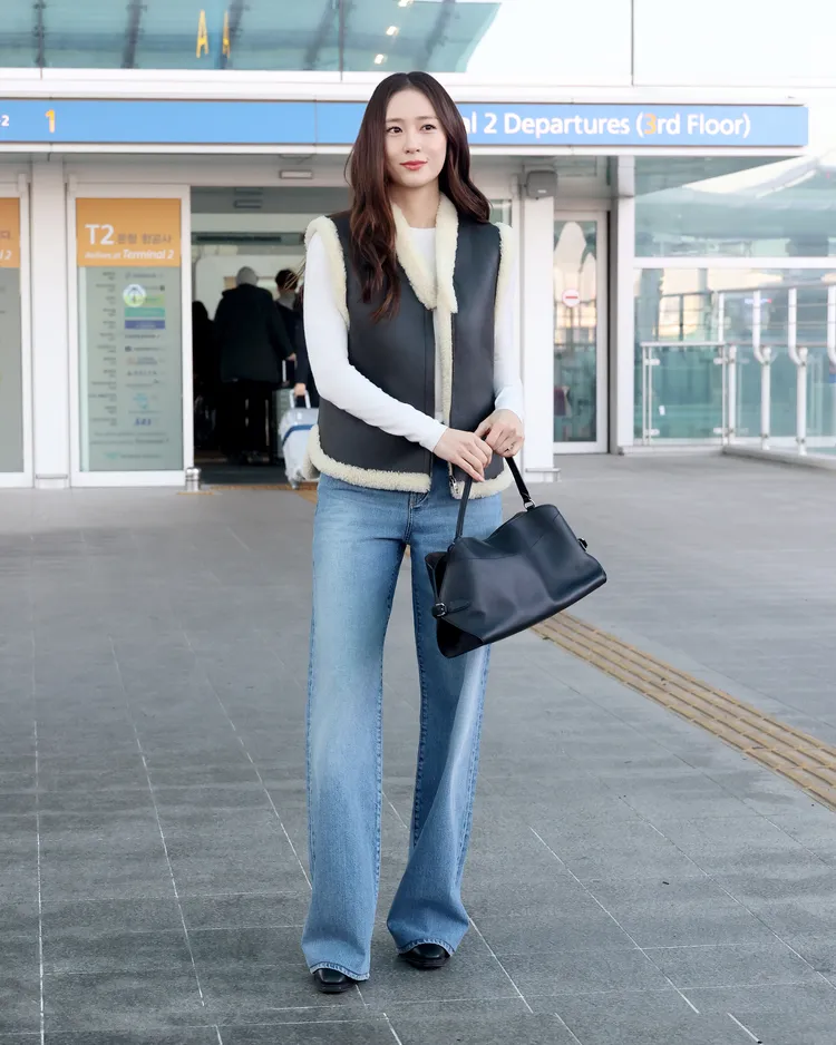 鄭秀晶以皮革背心搭配高腰寬廓形丹寧褲。品牌提供