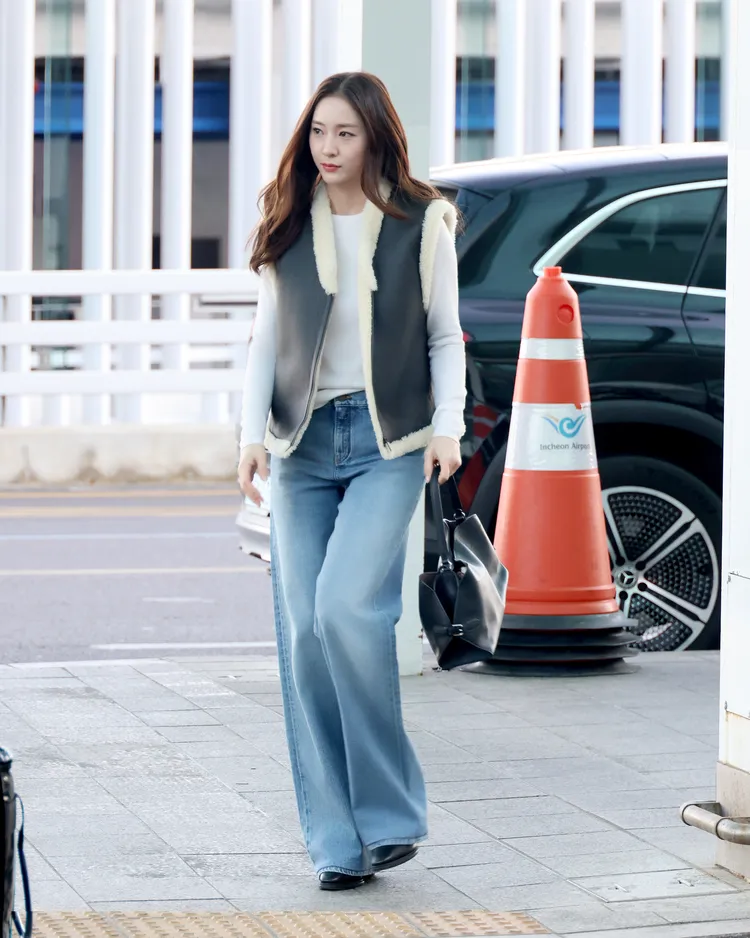 韓星鄭秀晶機場造型以深灰色皮革背心作為視覺焦點。品牌提供