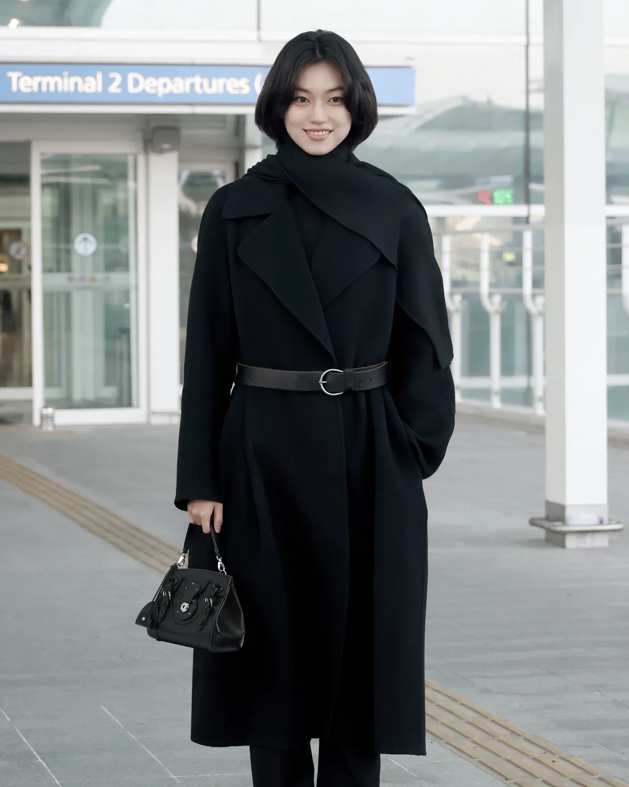 金度延以黑色羊絨繫帶長版大衣搭配經典RL Ricky Bag手提包。品牌提供