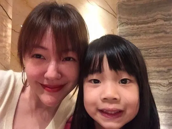 許老三9歲時與媽媽小S合影。翻攝alice_hsuuu IG