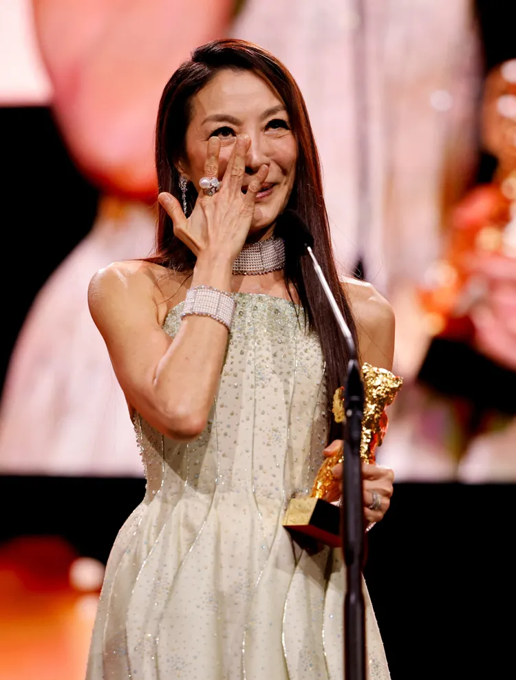 楊紫瓊感動拭淚。路透