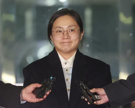 朴娜勑被控職場霸凌首現身警局「頻露詭笑」　不敢出門壓力大到掉髮