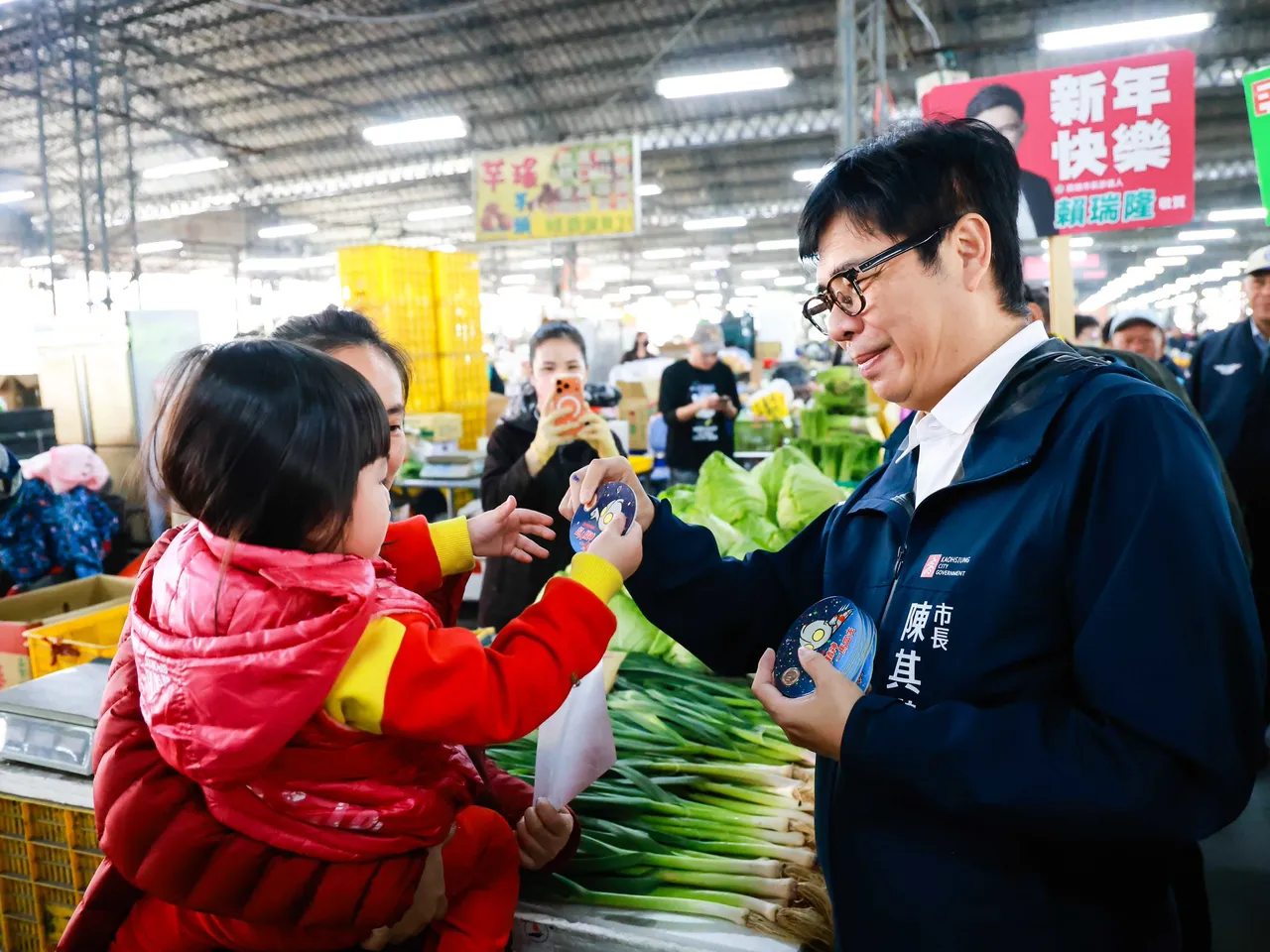 陳其邁年前清晨巡訪果菜批發市場，並拜早年。翻攝畫面