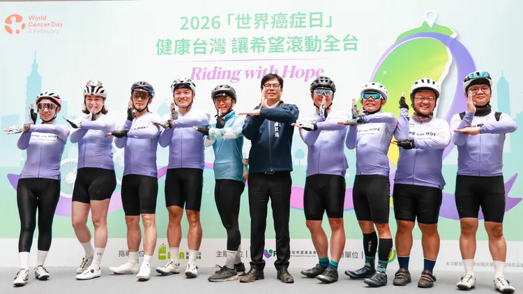 北高雙城騎乘自行車挑戰響應世界癌症日前抵終點高雄市政府，陳其邁市長親自迎接，做出超人手勢。翻攝畫面