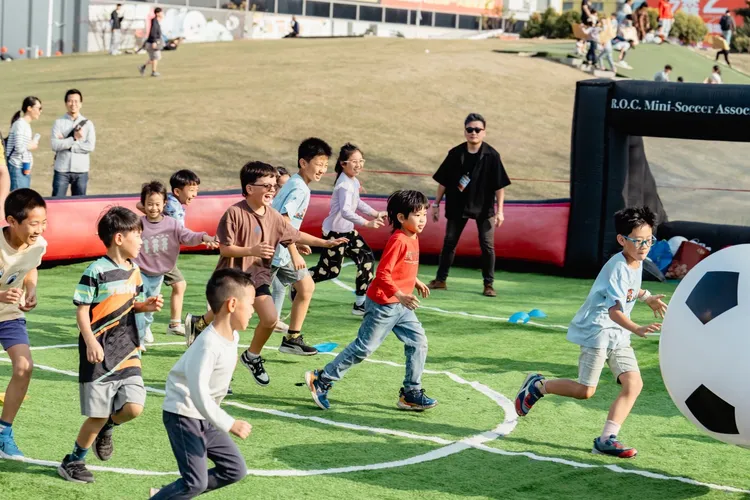 香港年宵在高雄今年特別規劃足球工作坊，將香港人熱愛的運動文化帶進中央公園，親子透過互動體驗認識香港足球精神。翻攝畫面
