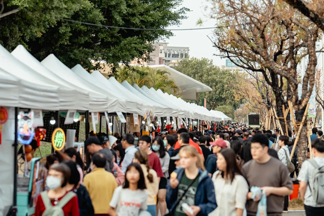 高雄第四年舉辦全台唯一香港年宵，集結港式美食、香港音樂、親子足球體驗、藝文講座，大年初二中央公園即湧現大量人潮。翻攝畫面