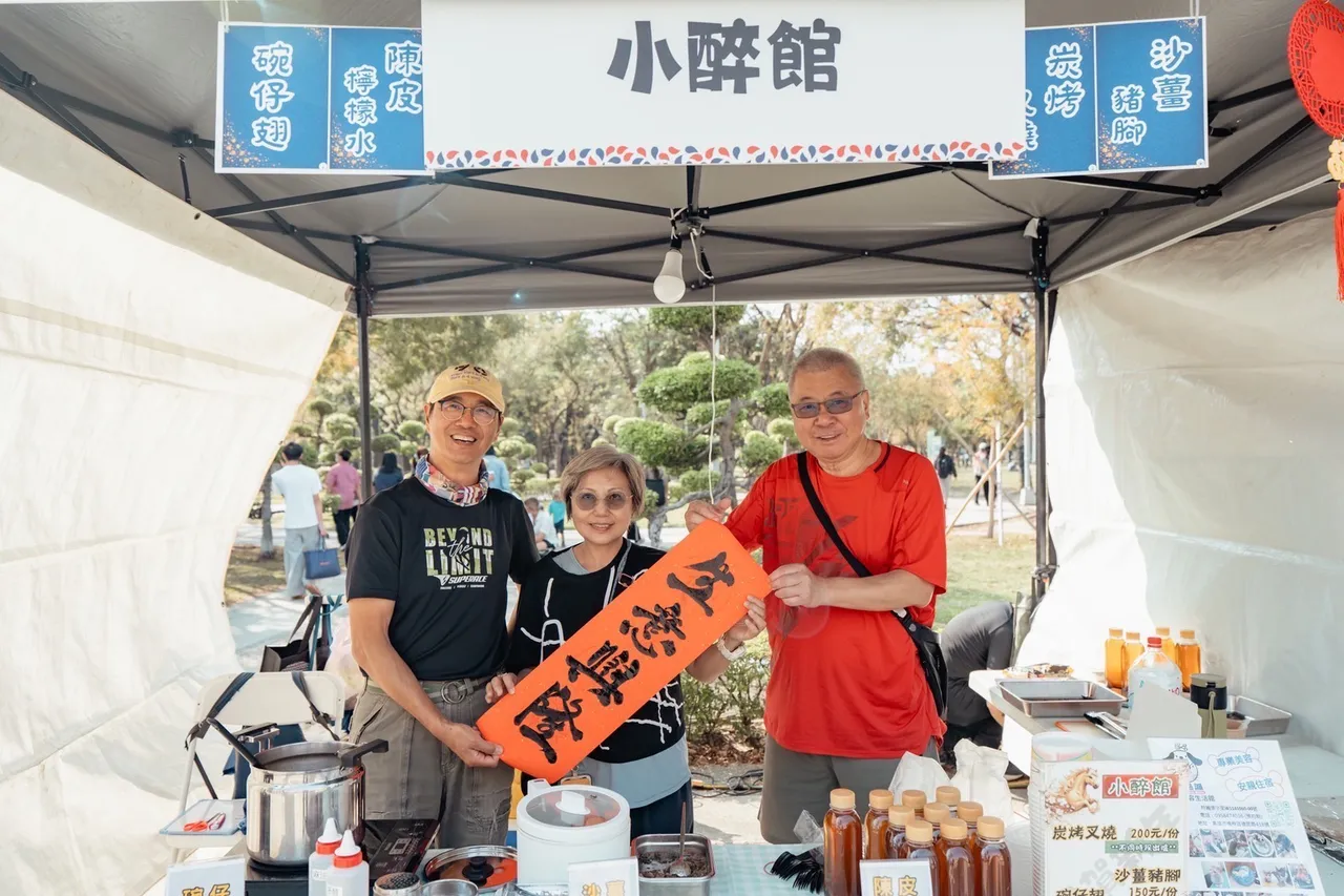 高雄第四年舉辦全台唯一香港年宵，集結港式美食、香港音樂、親子足球體驗、藝文講座，大年初二中央公園即湧現大量人潮。翻攝畫面