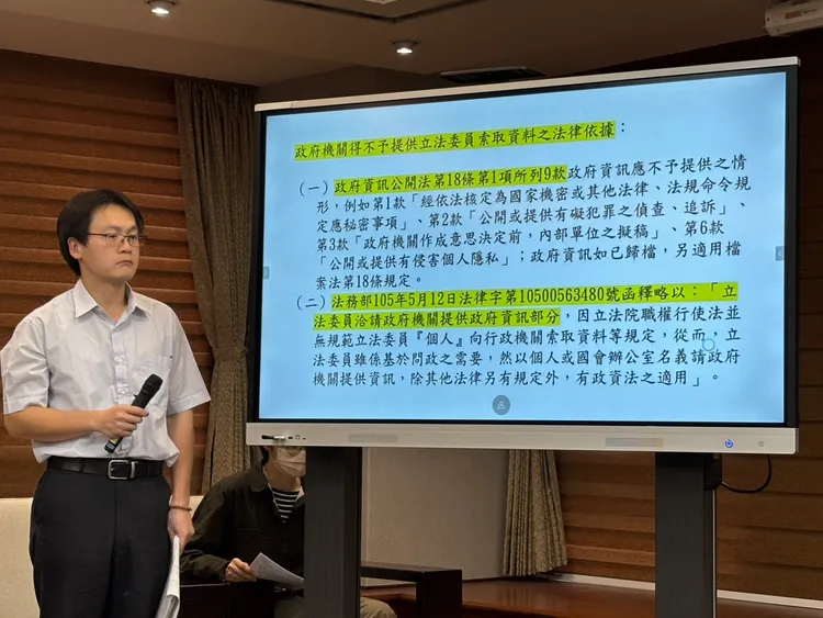 內政部法制處科長邵中逵解釋「因應立法委員索取或立法院調閱資料之法制研析」。邱筠媜攝