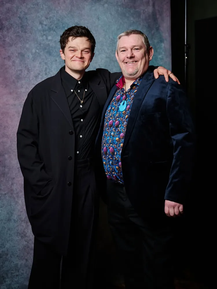 妥瑞氏症患者戴維森（右）與在電影中飾演他的勞勃亞拉馬約。翻攝IG