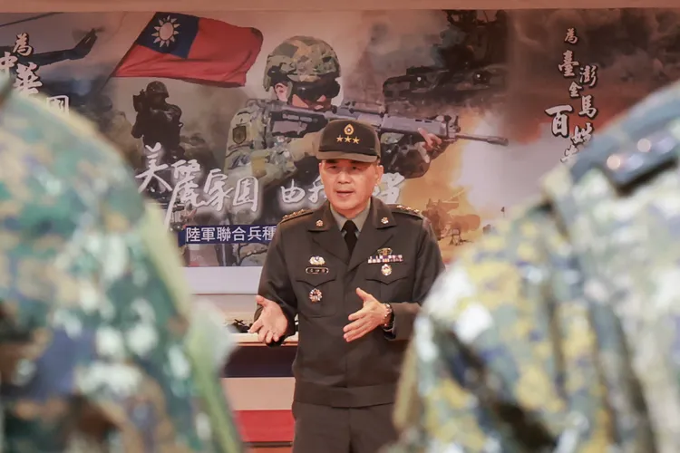 陸軍司令呂坤修上將春節慰勉北部戰備部隊，與官兵寒暄致意，祝福新春佳節愉快。陸軍司令部提供