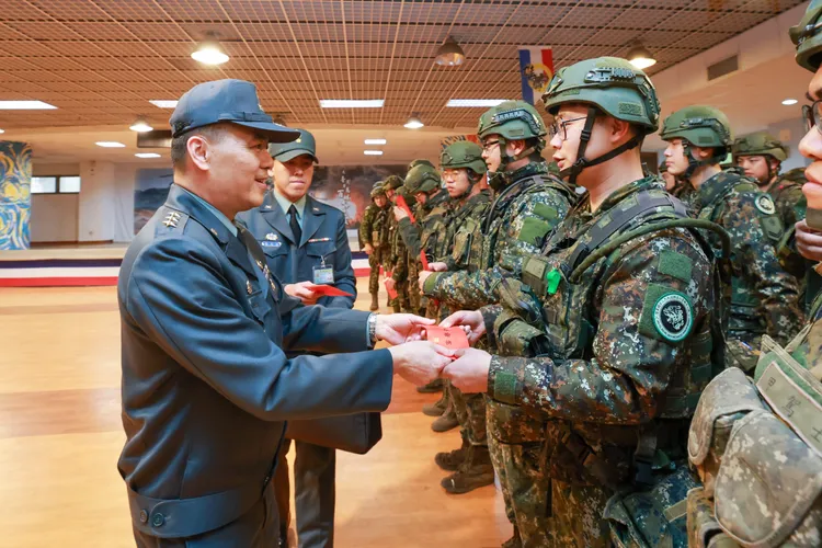 陸軍司令呂坤修春節慰勉北部戰備部隊　留守士官長曝「真實心聲」