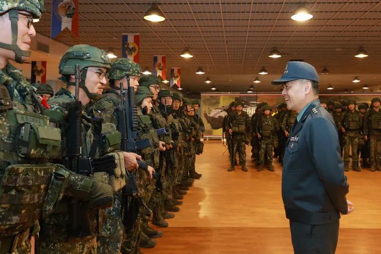 陸軍司令呂坤修上將春節慰勉北部戰備部隊，與官兵寒暄致意，祝福新春佳節愉快。陸軍司令部提供