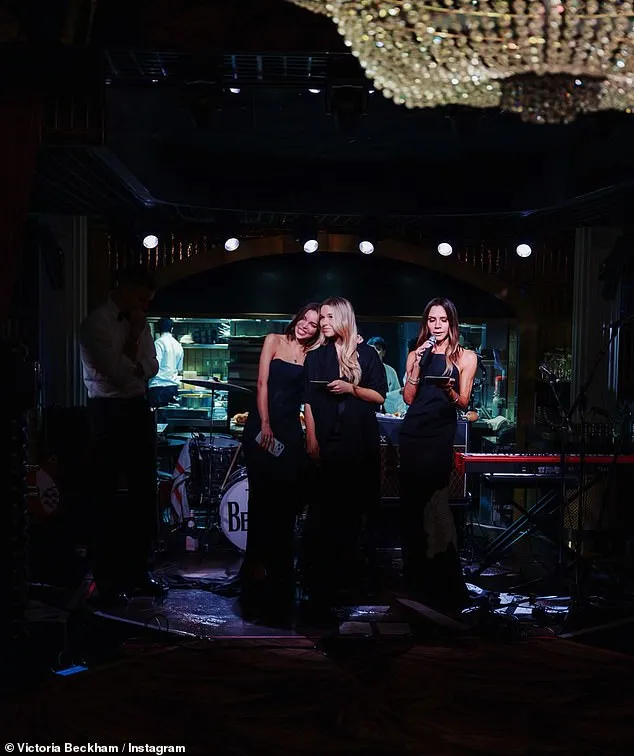 克魯茲的女友賈姬(左起）、妹妹哈珀與媽媽維多莉亞上台致詞，是現場最感人橋段。翻攝IG