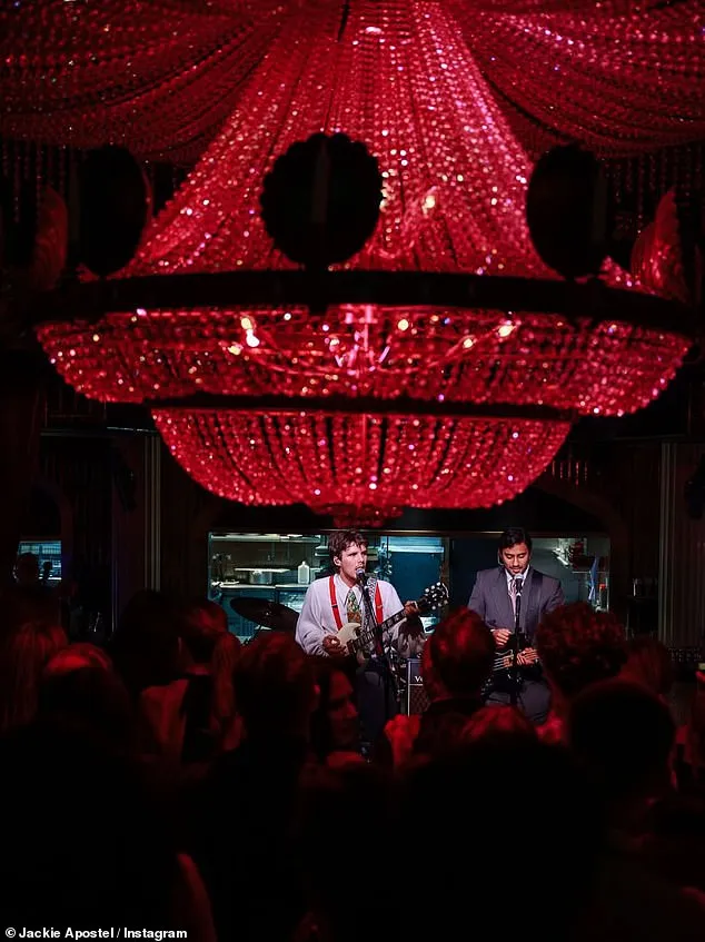 克魯茲與他的樂團演出娛樂在場嘉賓。翻攝IG