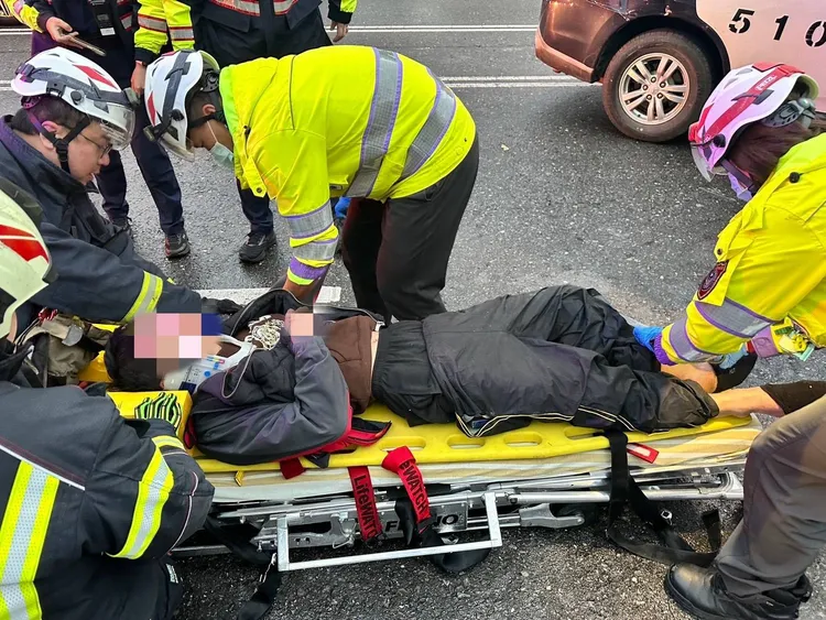 曾男一度受困翻覆車內，救出時身體多處挫傷送醫。翻攝畫面