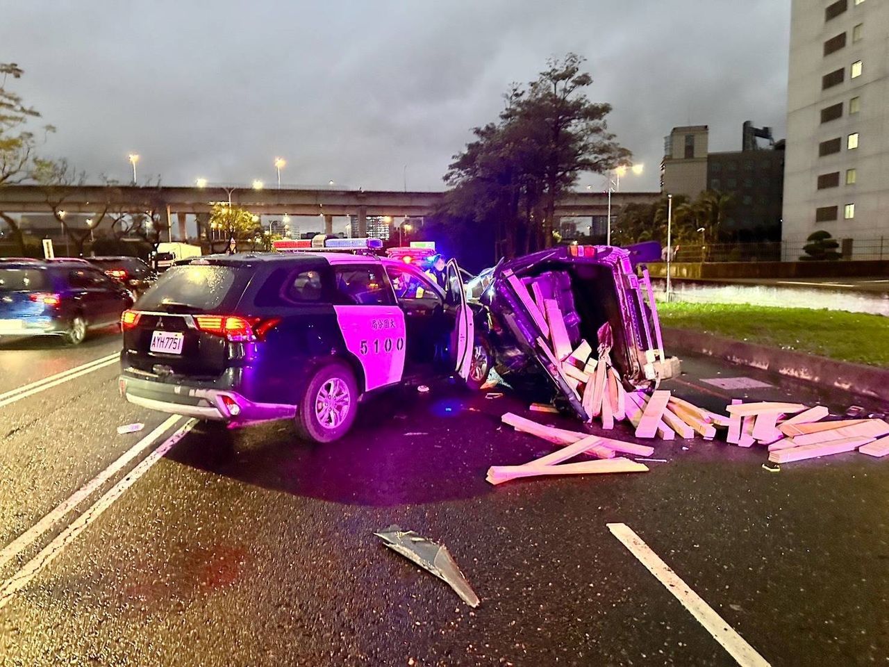 開贓車出現捷運工地!男拒檢逃逸撞警車翻覆受困 多處挫傷送醫戒護中