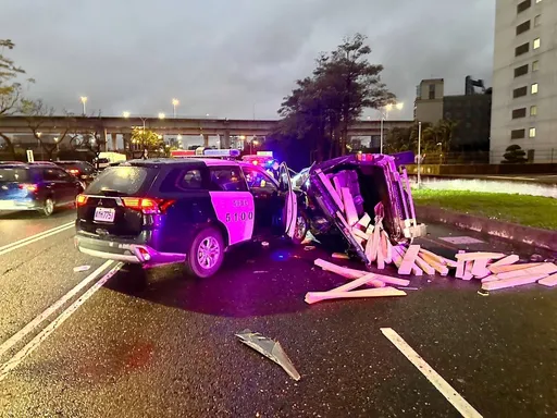 開贓車出現捷運工地！男拒檢逃逸撞警車翻覆受困　多處挫傷送醫戒護中