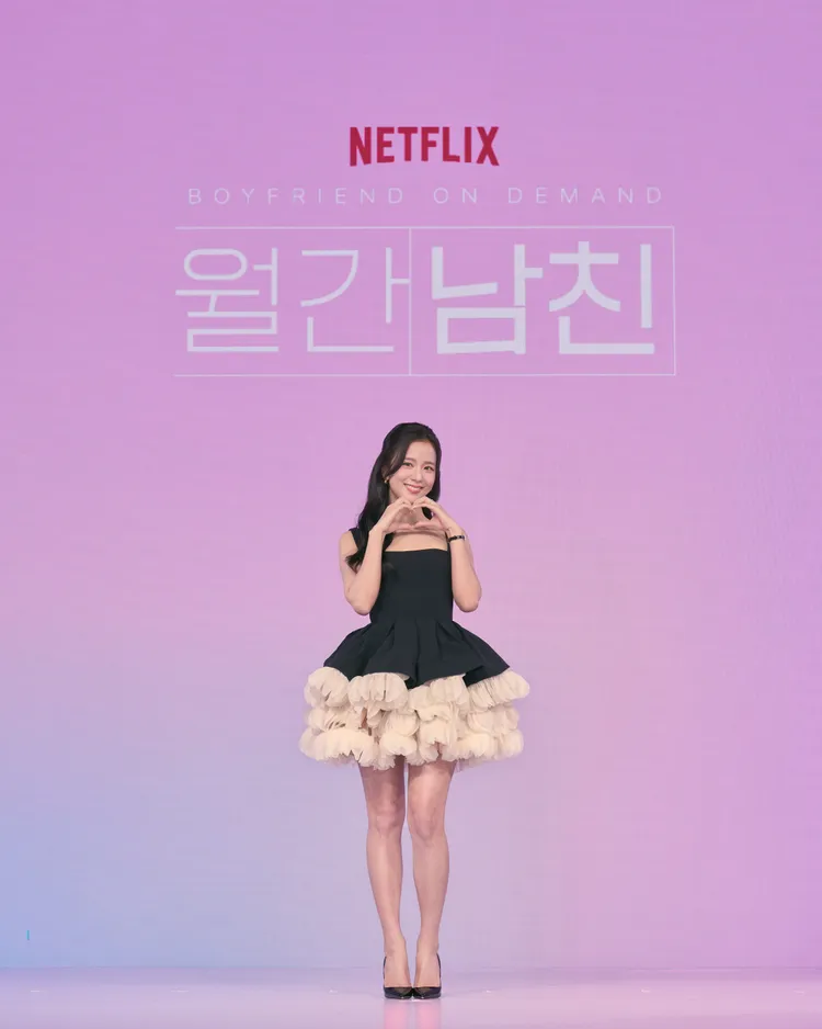 Jisoo首次挑戰浪漫喜劇，自認跟角色一樣喜歡待在家。Netflix提供