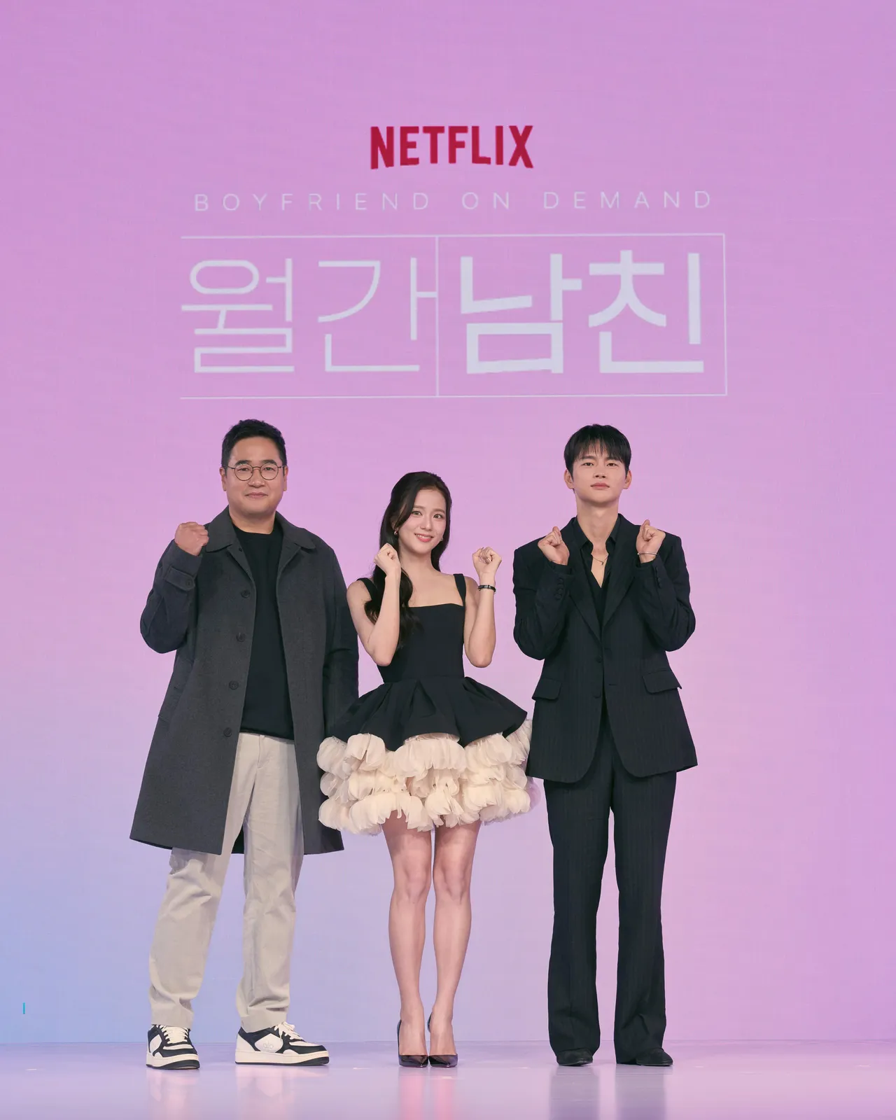 導演金政植（左起）、Jisoo、徐仁國比出打氣姿勢，希望《訂閱男友》能獲得大眾喜愛。Netflix提供