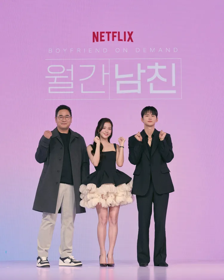 導演金政植（左起）、Jisoo、徐仁國比出打氣姿勢，希望《訂閱男友》能獲得大眾喜愛。Netflix提供