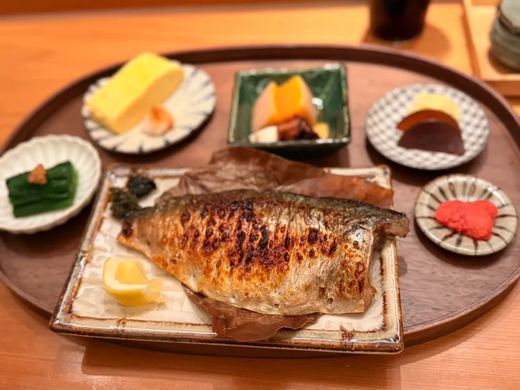 鹽烤呈現出魚皮蓬脆、肉質飽滿且富有彈性的對比口感。陳揚盛攝