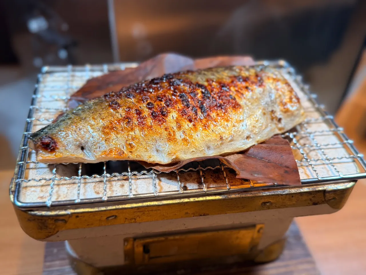 因豊漁集團自主貿易的優勢，朝炭每週2次從日本直送當季新鮮漁獲。豊漁餐飲集團提供