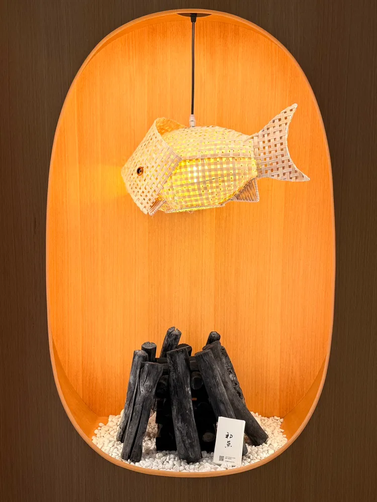 「朝炭」以可愛的魚型燈具妝點空間。陳揚盛攝
