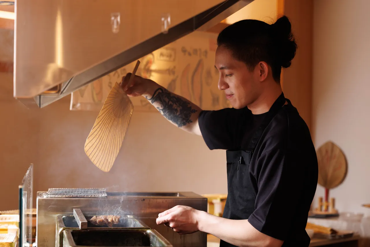 朝炭主廚余沁儒年僅 30 歲，經歷米其林二星「盈科」的紮實訓練，將職人精神注入日常烤魚料理。豊漁餐飲集團提供